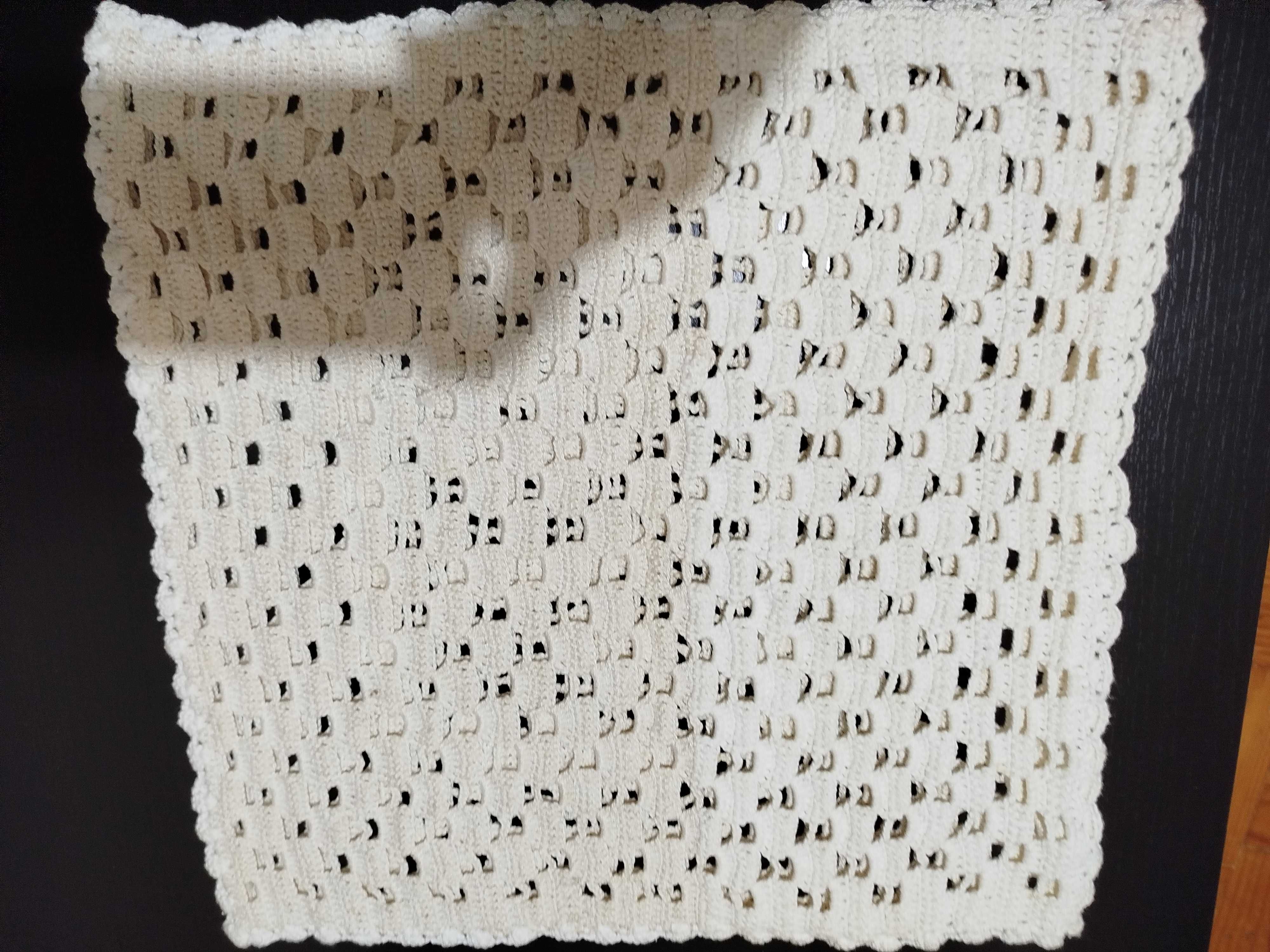 Almofada toda em renda crochê branco e creme