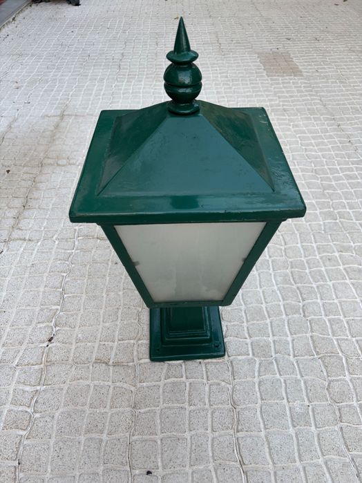 Conjunto de candeeiros de jardim verde garrafa em muito bom estado