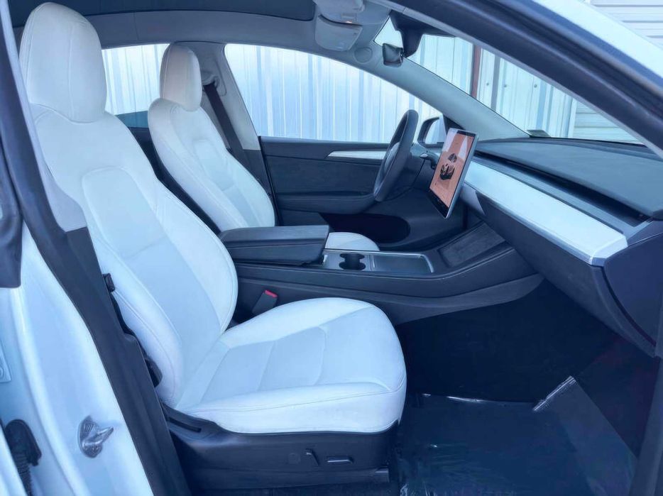 Tesla Model Y      2022