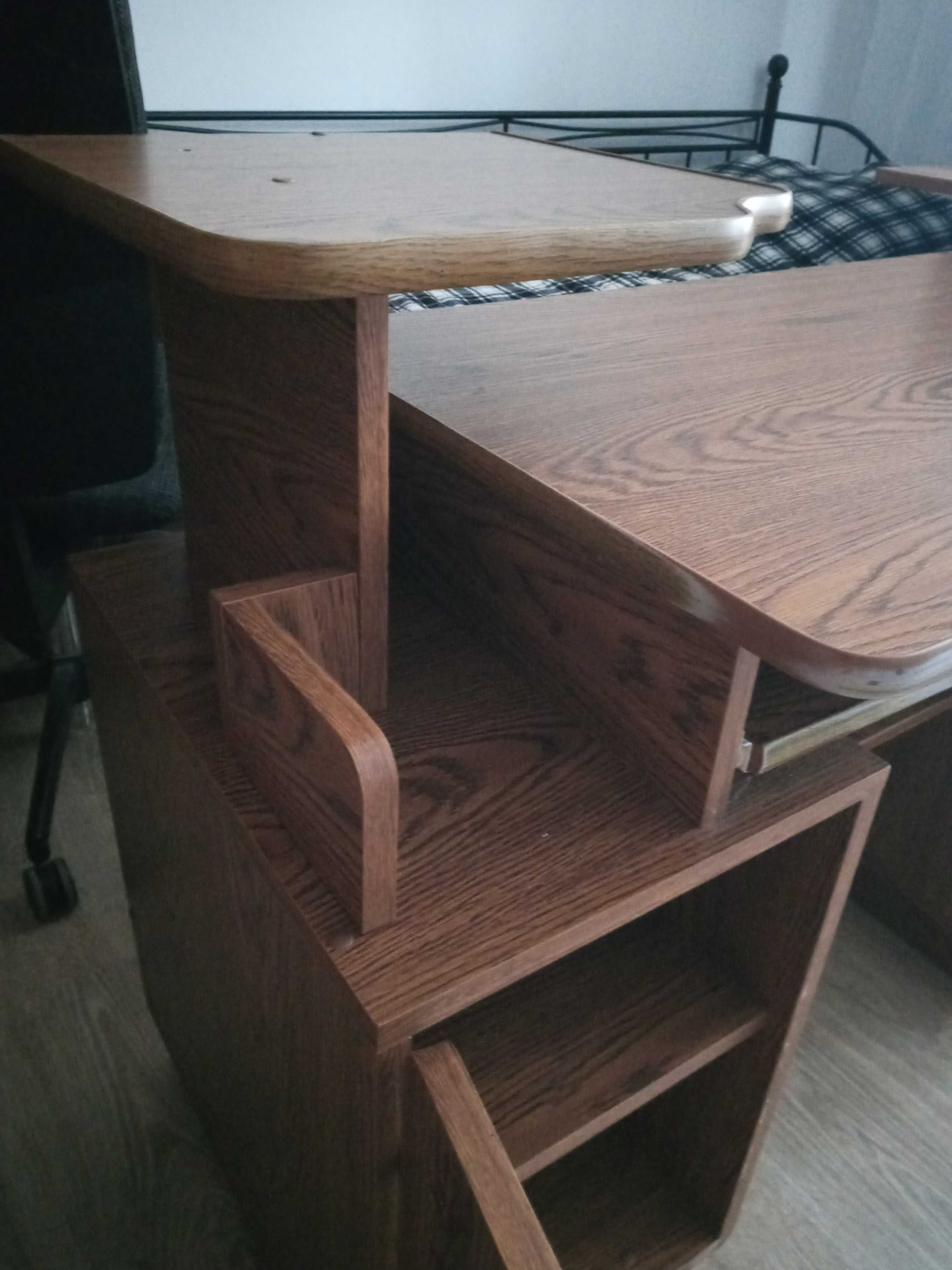 Solidne biurko z podstawką na monitor