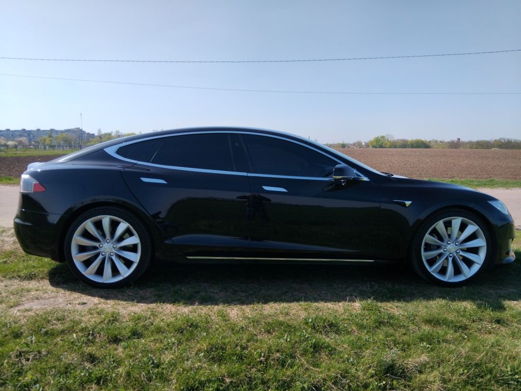 Ефектний Tesla Model S в ідеальному стані