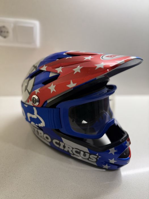 Capacete Bell e oculos fox