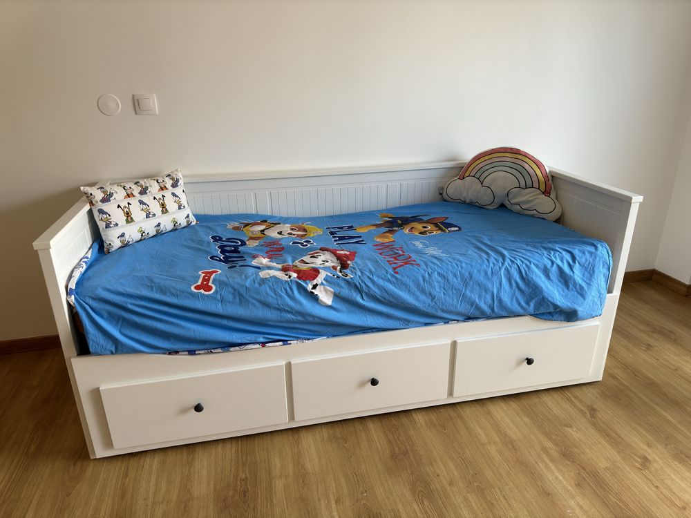 Cama Ikea Hamnes + Comoda Koppang + Oferta mesa, cadeira e bengaleiro