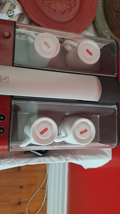 Máquina Nespresso Le Cube como nova