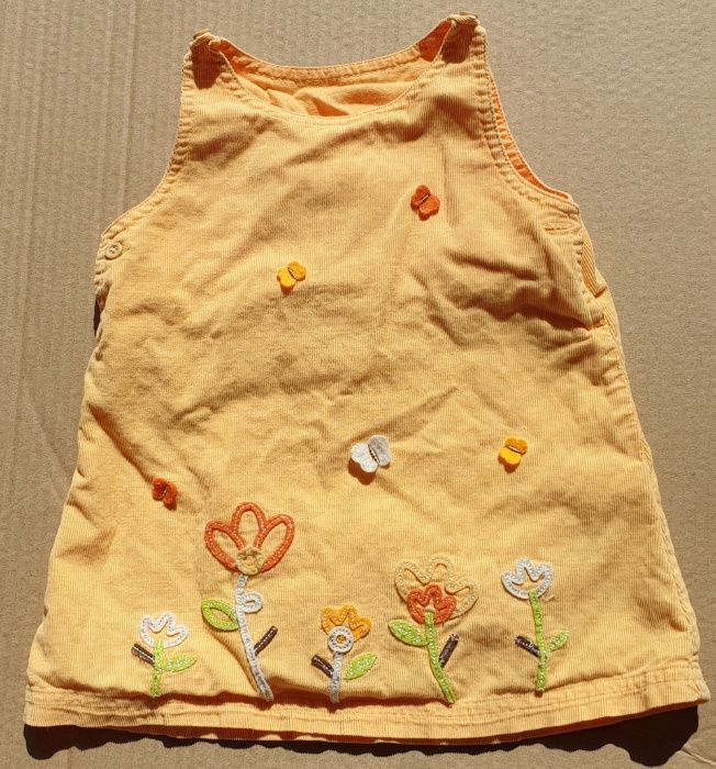 saco com várias peças de vestuário de bebé (menina)