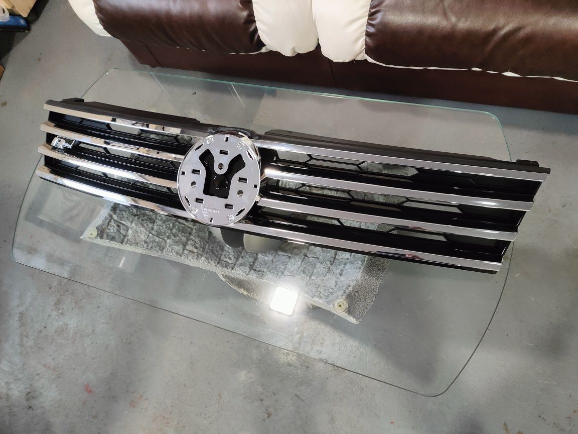 Гріль / Решітка радіатора Volkswagen Touareg R-Line 2015-
