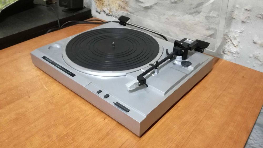 gira discos Hitachi HT-12 como novo