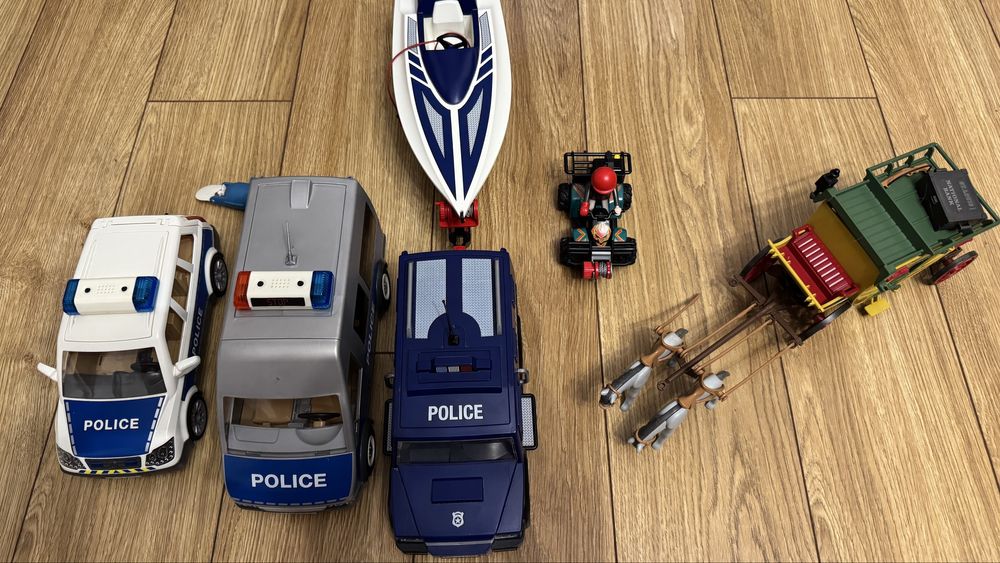 Playmobil 3 auta policyjne + łódź na przyczepie.