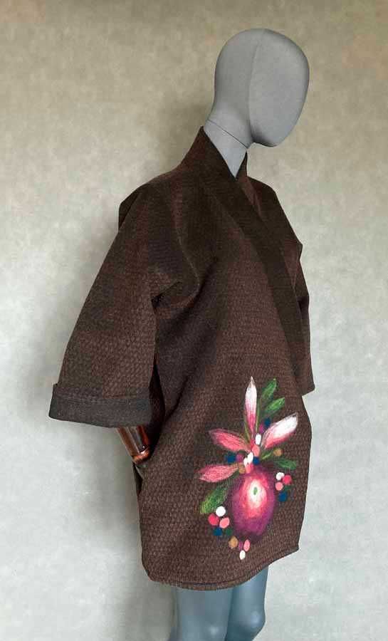 Kimono narzutka żakiet zdobione wełną w kwietny wzór.