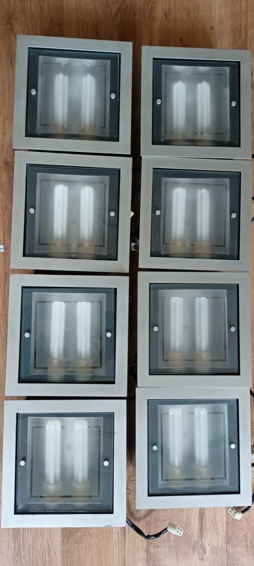 Lampy sufitowe wpuszczane w kolorze srebrnym - 8 sztuk.