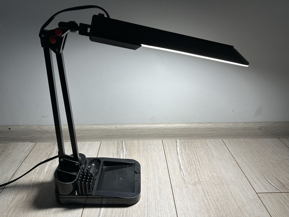 Продам лампу настільну Magnum