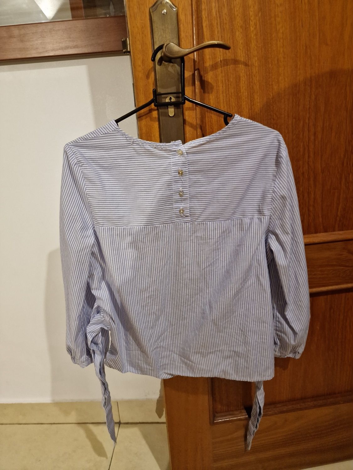 Camisa às riscas azuis e brancas da Bershka