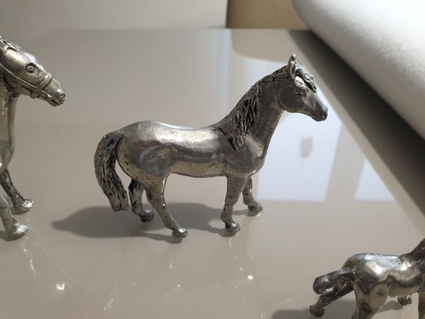 Miniaturas e pins cavalo em estanho