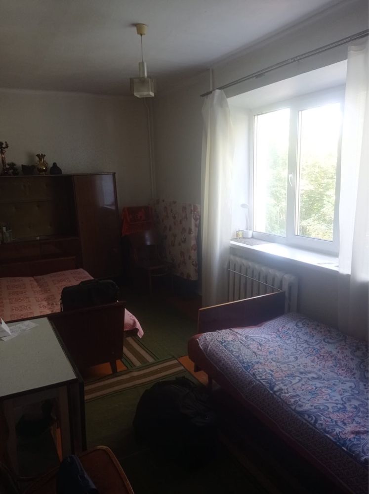 Місце в кімнаті для ще однієї дівчини