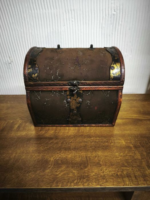 Stary kufer zdobiony szkatuła drewno + skóra