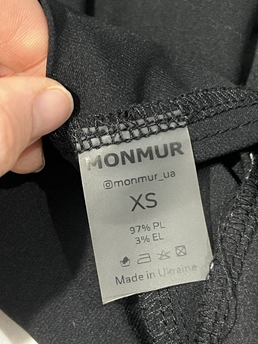 чорна шовкова сукня в довжині міні