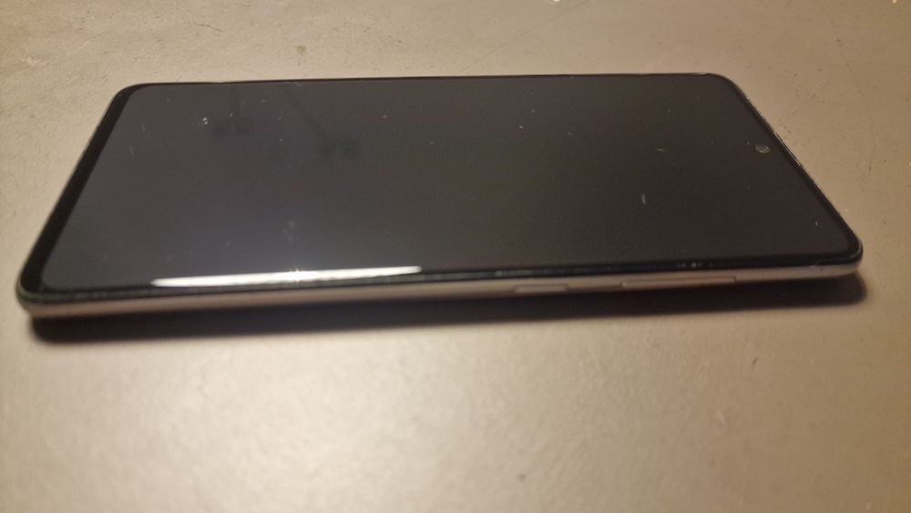 Samsung A51 włącza się i wyłącza po kilku chwilach.