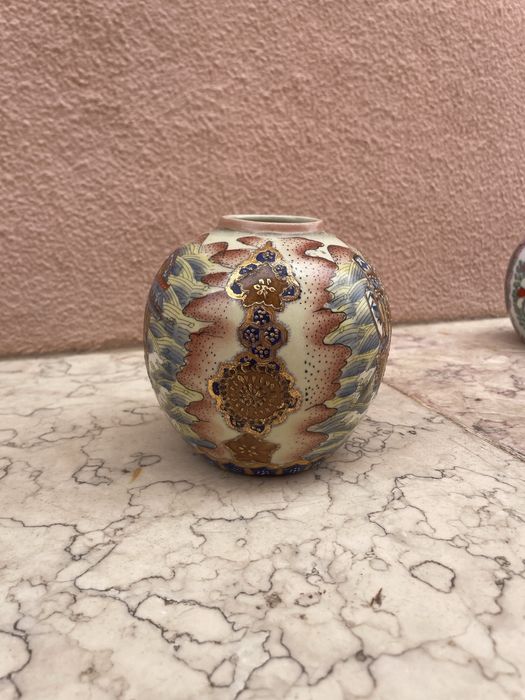 Vaso decorativo oriental antigo – porcelana pintada à mão