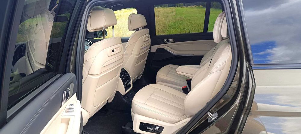 BMW X7 M50i - samochód osobowy
