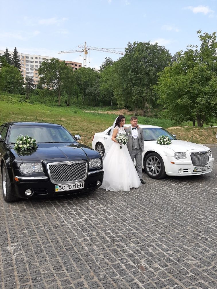 Авто на весілля Крайслер300с.Білий та чорний.