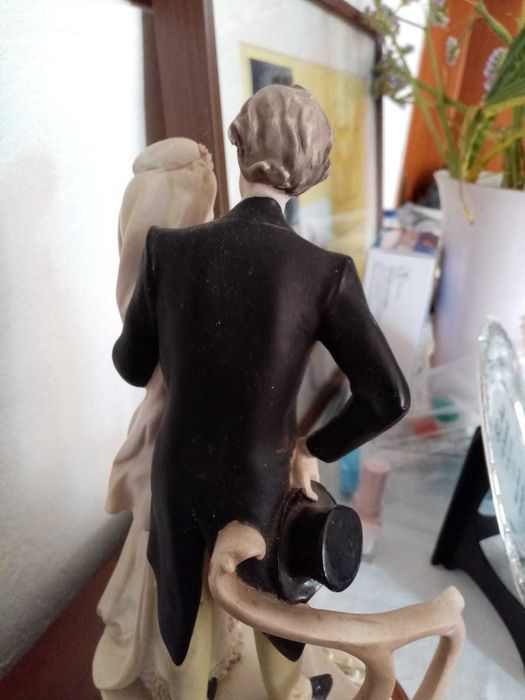 Estátua Noivos com base em madeira