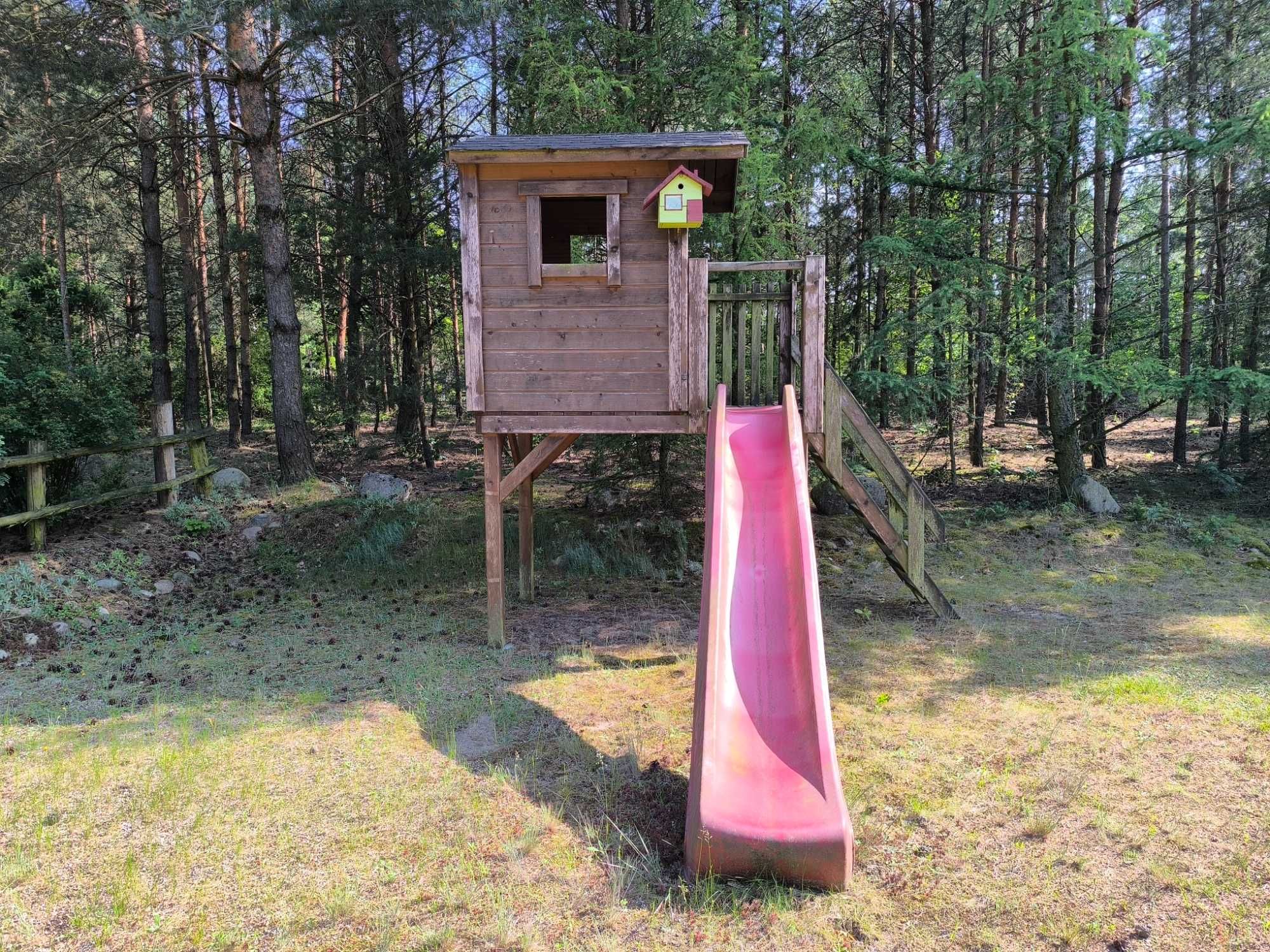 Domek dla dzieci ze zjeżdżalnią