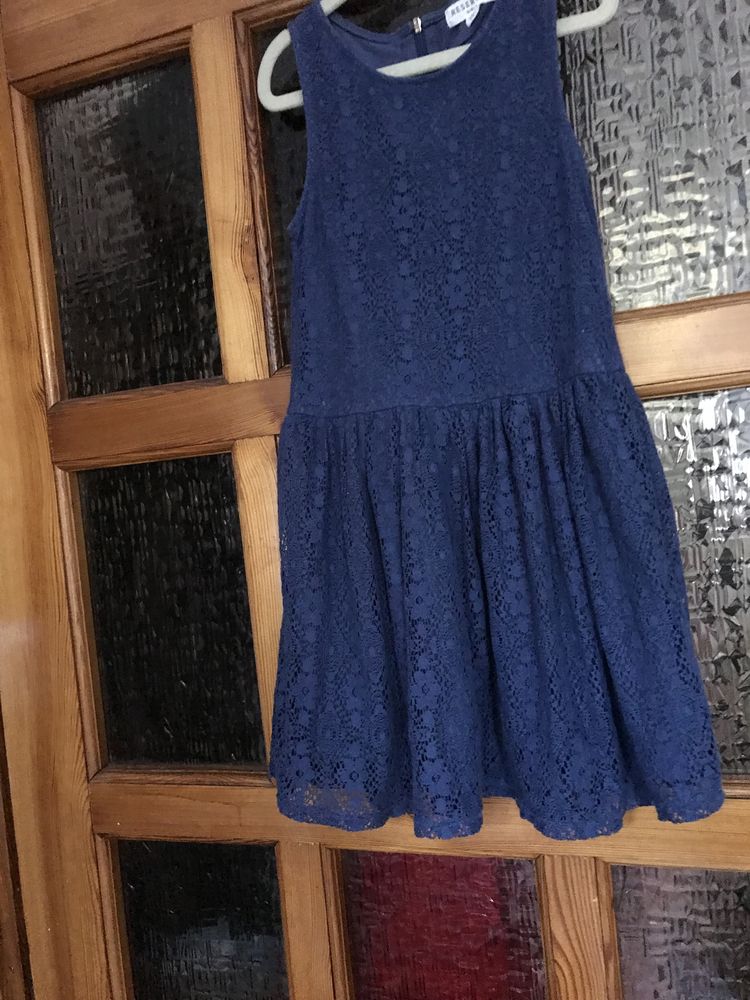 Koronkowa sukienka dla dziewczynki Reserved r. 134