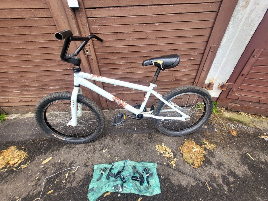 Biały Rower BMX.