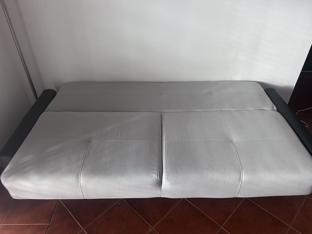 Sofá-cama com arrumação da Conforama