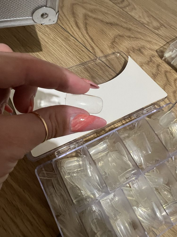 Caixas variadas de tips unhas de gel e almofada de apoio