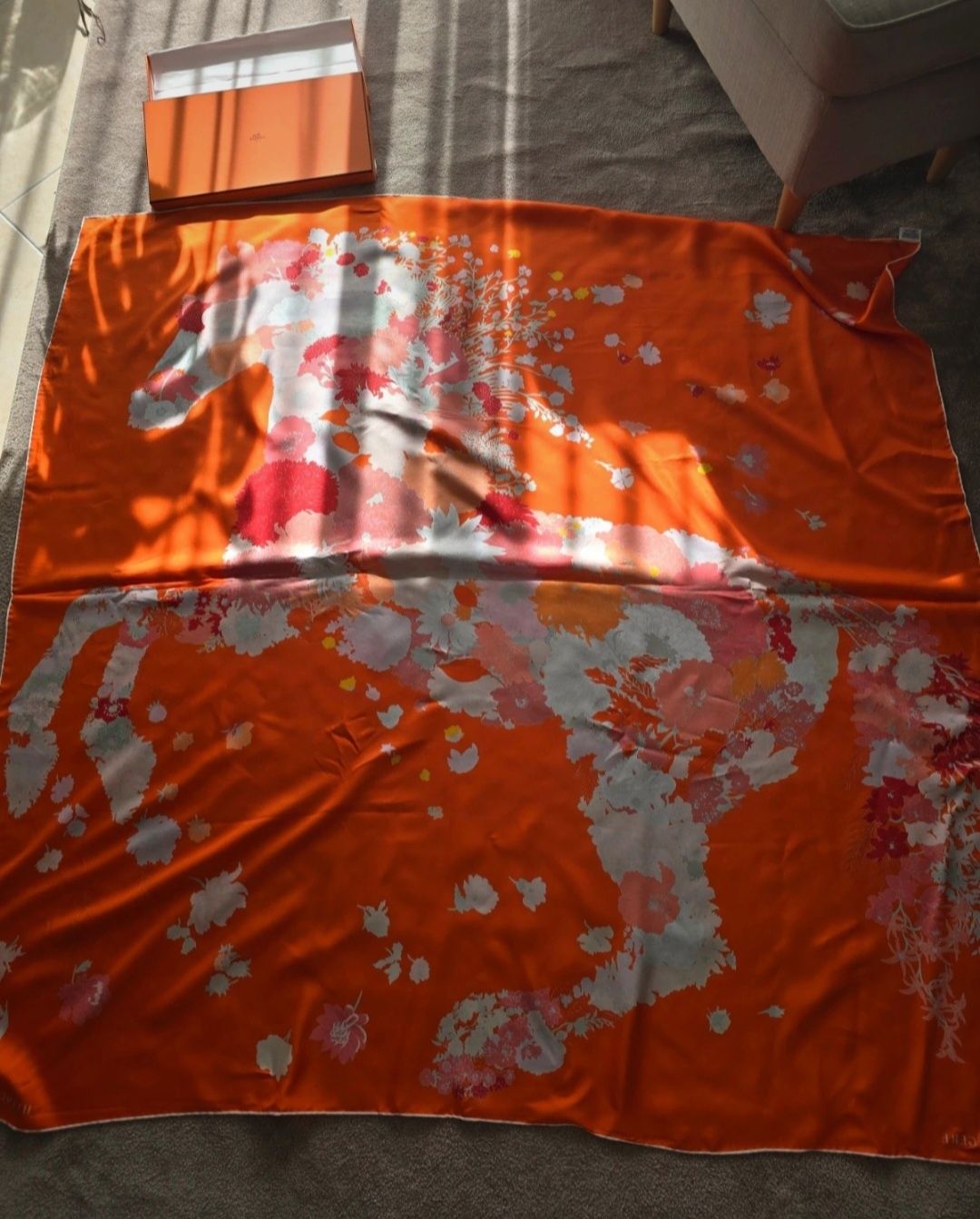 Lenço 100% em seda
Made in France
Hermès
Novo, nunca usado, vai acompa