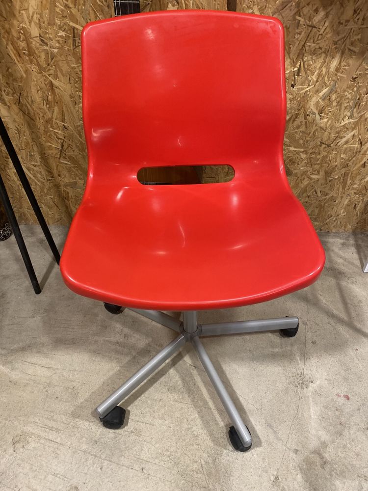 Cadeira vermelha ikea