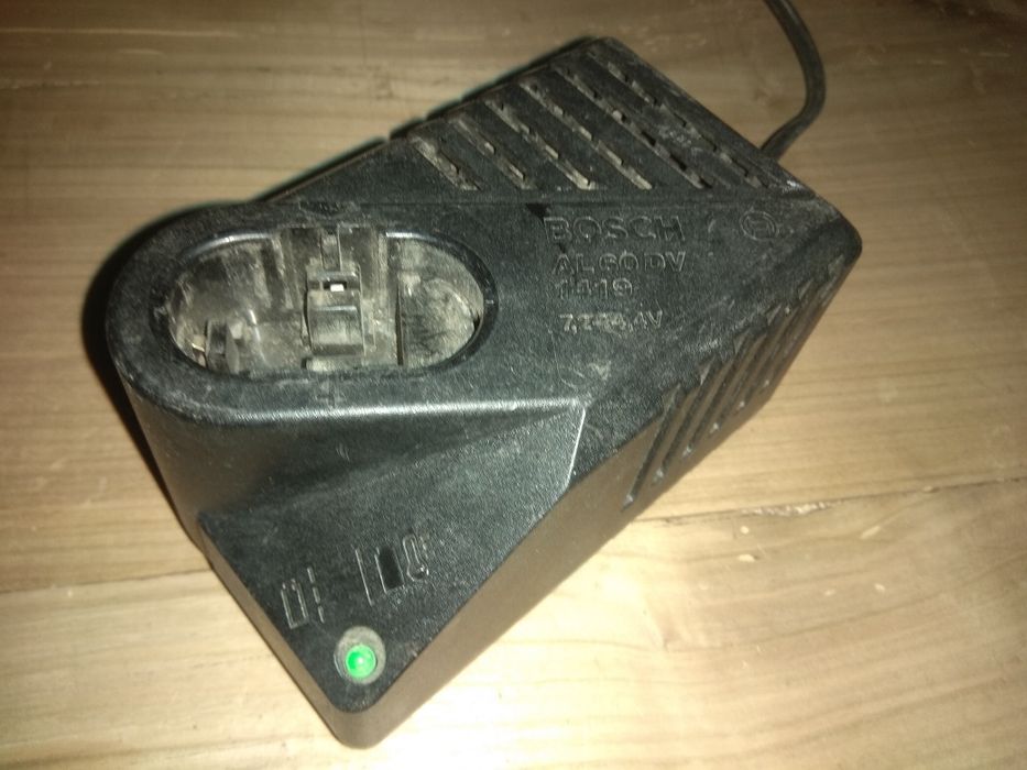 Зарядний пристрій для шуруповерта