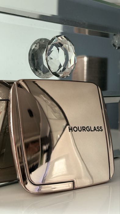 Hourglass Radiant Bronze Light