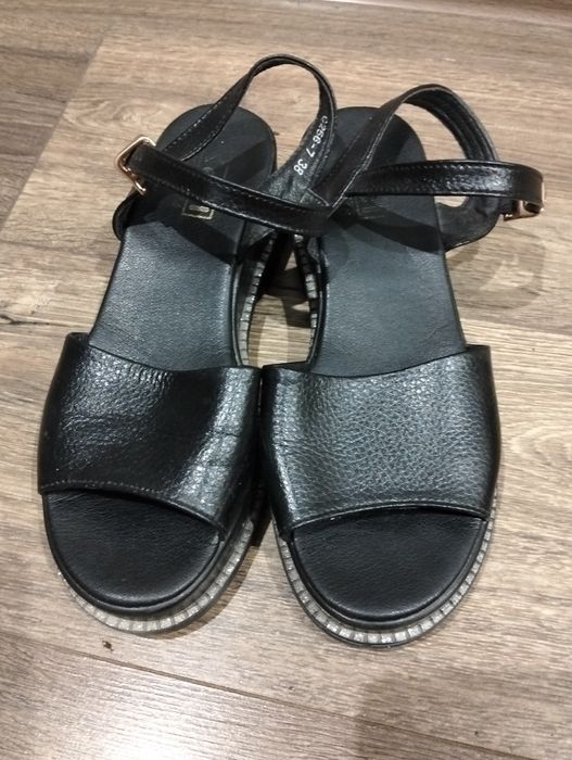 Продам шкіряні босоніжки