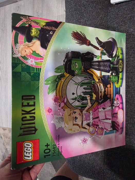 Figuras de Elphaba e Glinda Lego Wicked