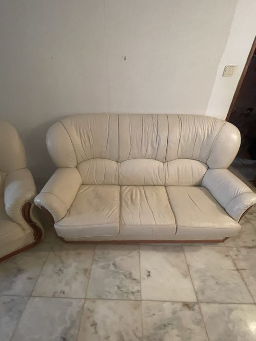 Sofá de pele bege
