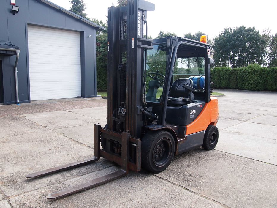Wózek widłowy Doosan 3.5T, Gaz, wolny skok, maszt triplex, SPROWADZONY