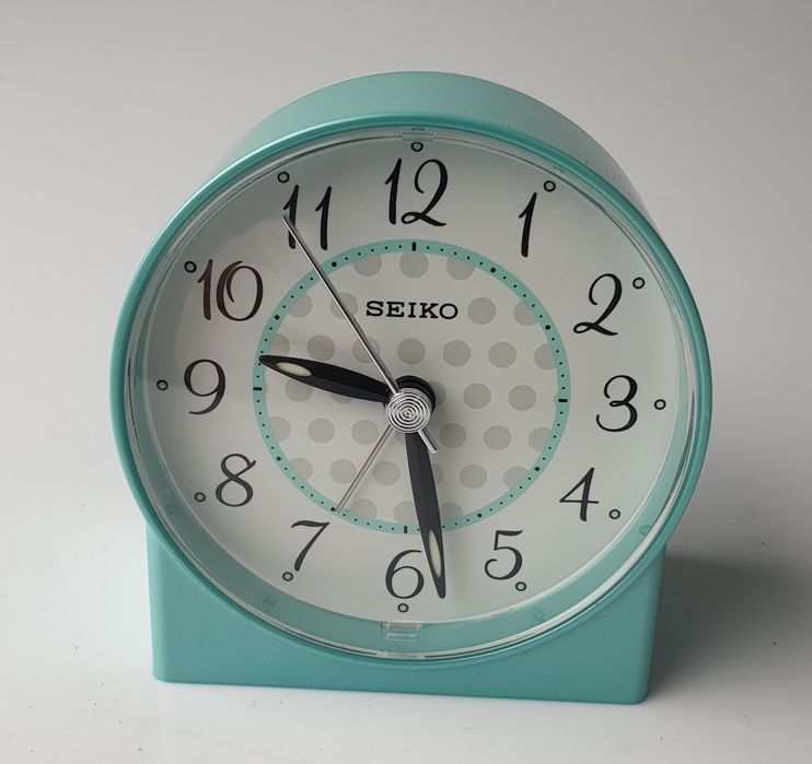 Budzik stojący ze wskazówkami