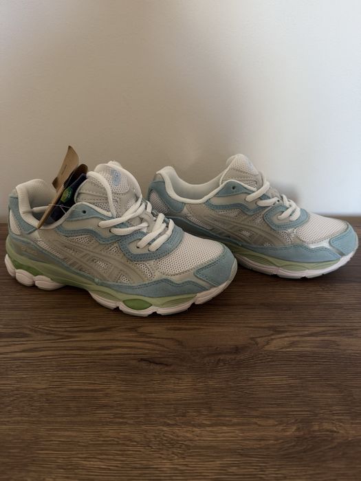 Легкі кросівки ASICS