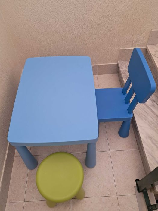 Mesa infantil com banco e cadeira
