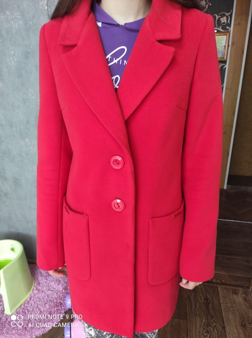 Пальто червоного кольору