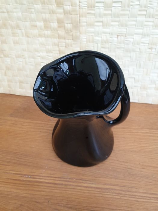 Czarny wazon żłobiony