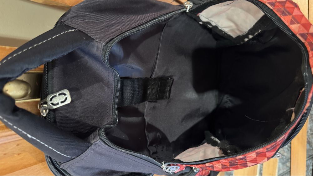 Mochila preta e vermelha com imensos bolsos