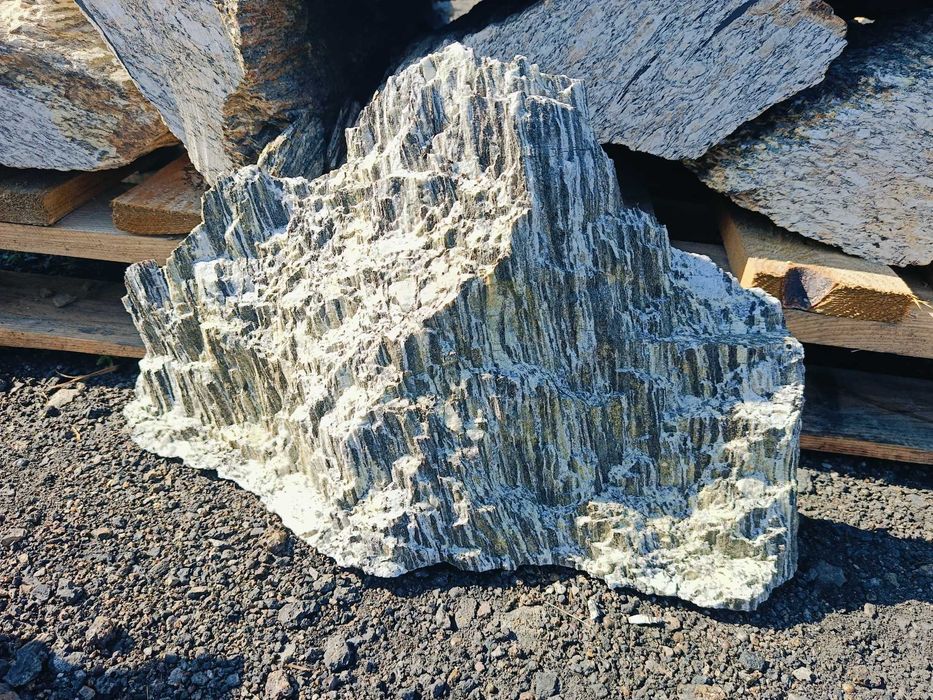 Kamień dekoracyjny - głazy Gnejsowe kora kamienna