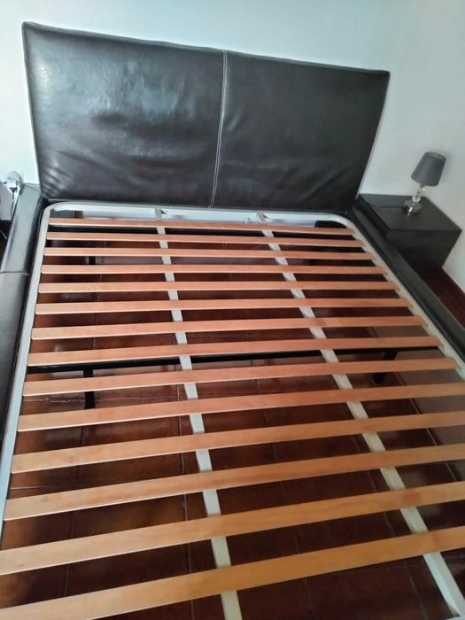 Vendo cama de casal em pele mais mesas de cabeceira
