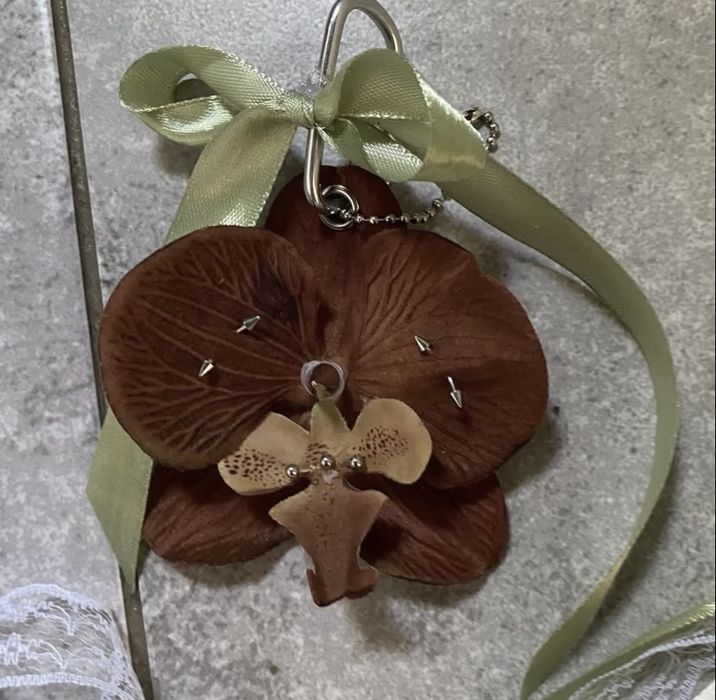 брелок орхідея з пірсингом pierced ochid keychain