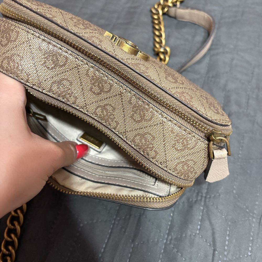 Guess torebka monogram beż nude łańcuszek