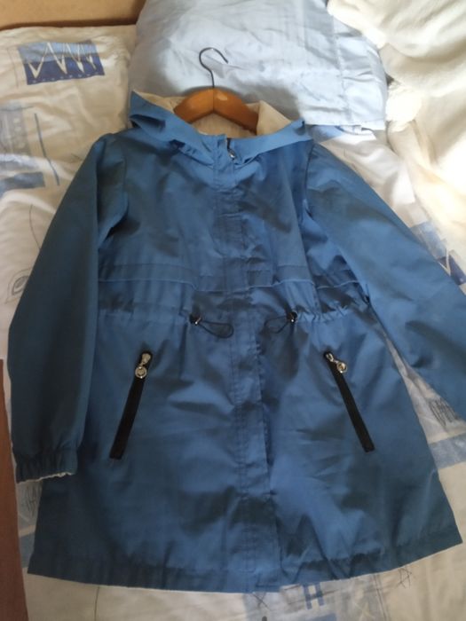 Две женские куртки ветровки