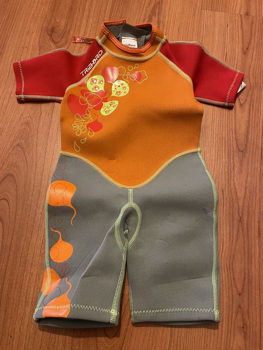 Fato impermeavel e luvas para crianca